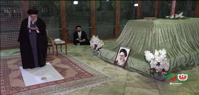 آغاز جشن‌های چهل‌وهفتمین سالگرد پیروزی انقلاب اسلامی با حضور حضرت آیت‌الله خامنه‌ای در حرم مطهر حضرت امام خمینی(ره)